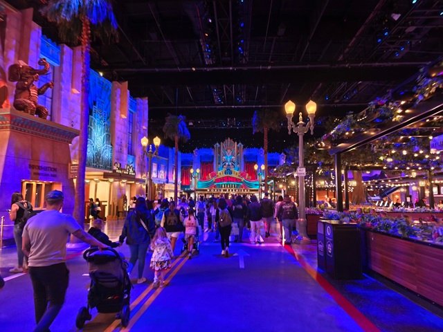 Dinsyeland Paris - World Premiere